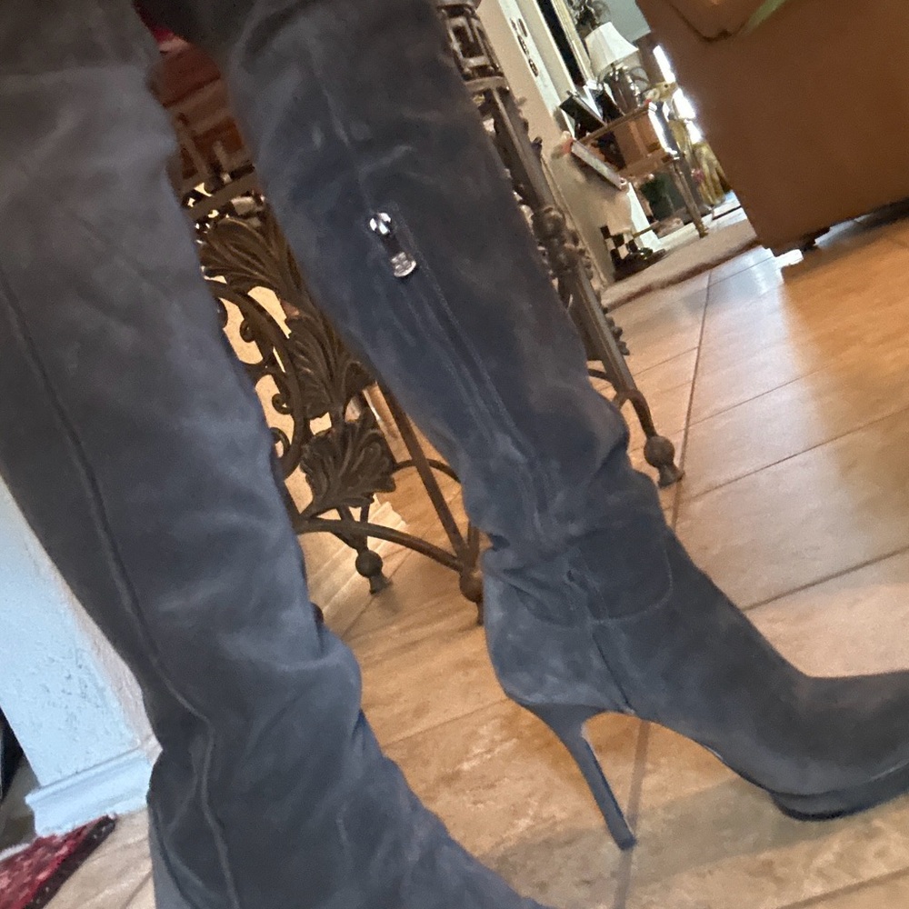 ❤️ Gray Suede Over-the-Knee Boots or fold the top part for under the knee.